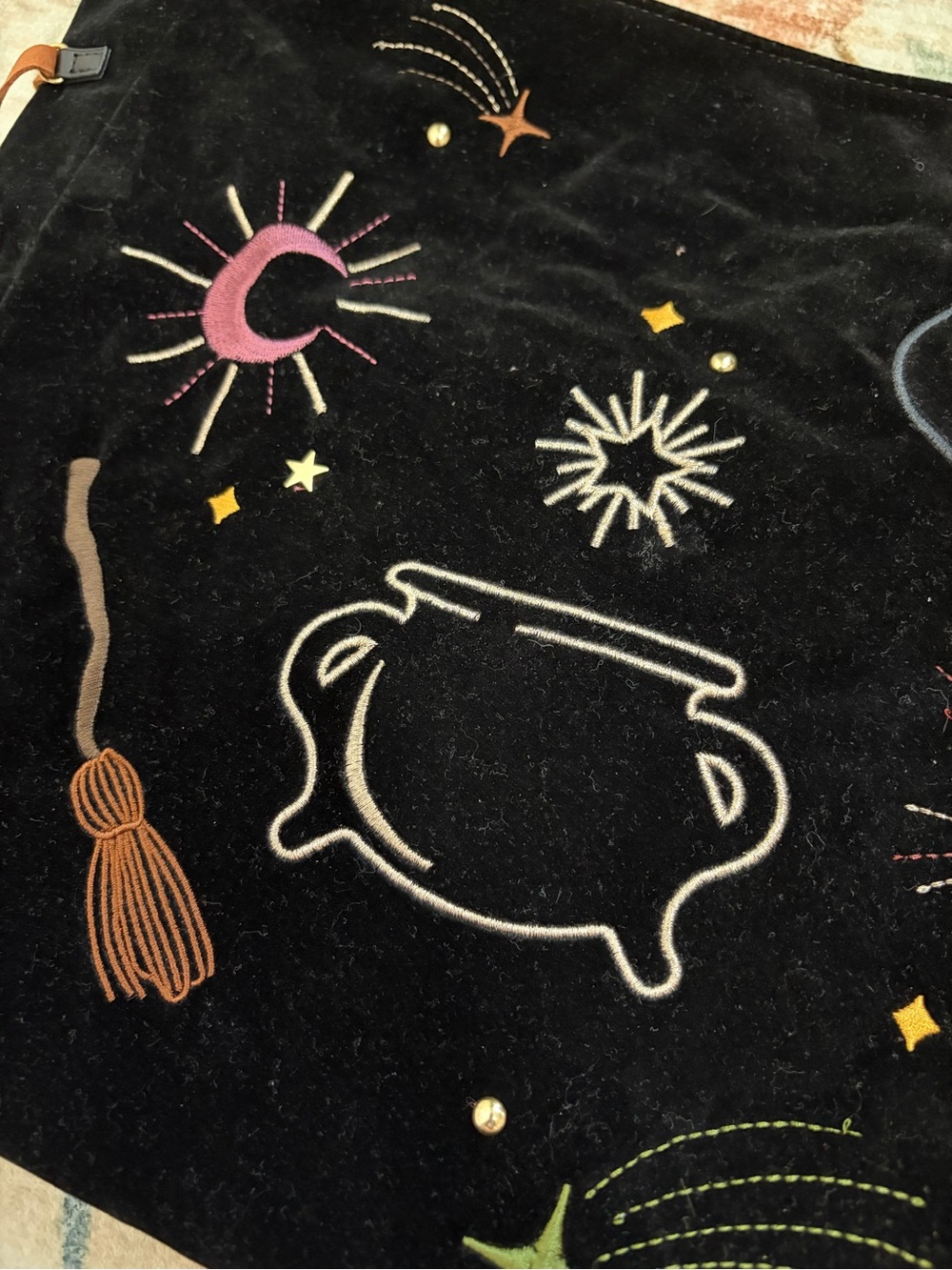 🌙Her Universe Disney Hocus Pocus Icons Velvet Embroidered Crossbody Bag - Picture 13 of 13